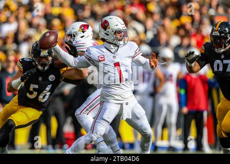 Hookstown, Pennsylvania, USA. Dezember 2023. Der Arizona Cardinals Quarterback KYLER MURRAY (1) stürmt sich auf, um während des NFL-Fußballspiels zwischen den Pittsburgh Steelers und den Arizona Cardinals in Pittsburgh, Pennsylvania, Downfield zu werfen. (Kreditbild: © Brent Gudenschwager/ZUMA Press Wire) NUR REDAKTIONELLE VERWENDUNG! Nicht für kommerzielle ZWECKE! Stockfoto