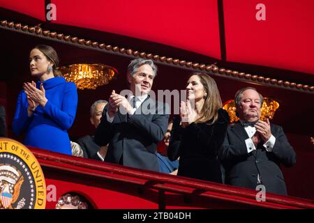 Washington, Usa. Dezember 2023. US-Außenminister Antony Blinken (C-L) und seine Frau Evan Ryan (C-R) nehmen am 3. Dezember 2023 an den Kennedy Center Honors 2023 im Kennedy Center in Washington, DC, USA, Teil. Zu den Empfängern der 46. Kennedy Center Honors for Lifetime Artistic Achievement zählen der Schauspieler und Komiker Billy Crystal, die Sopranistin Renee Fleming, der britische Sänger und Songwriter Barry Gibb, die Sängerin und Schauspielerin Queen Latifah und die Sängerin Dionne Warwick. Quelle: Abaca Press/Alamy Live News Stockfoto