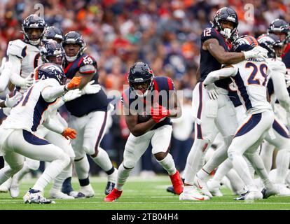3. Dezember 2023: Texans Running Back Devin Singletary (26) trägt den Ball während eines NFL-Spiels zwischen den Texans und den Broncos am 3. Dezember 2023 in Houston. Die Texaner haben mit 22:17. (Kreditbild: © Scott Coleman/ZUMA Press Wire) NUR REDAKTIONELLE VERWENDUNG! Nicht für kommerzielle ZWECKE! Stockfoto