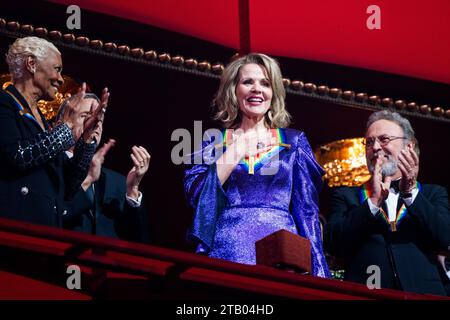 Die Sopranistin Renee Fleming (C) besucht 2023 die Kennedy Center Honors im Kennedy Center in Washington, DC, USA. Dezember 2023. Weitere Preisträger des 46. Kennedy Center Honors for Lifetime Artistic Achievement sind der Schauspieler und Komiker Billy Crystal, der britische Sänger und Songwriter Barry Gibb, die Sängerin und Schauspielerin Queen Latifah und die Sängerin Dionne Warwick. Quelle: SIPA USA/Alamy Live News Stockfoto