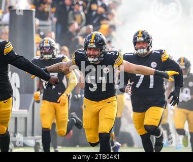 Hookstown, Pennsylvania, USA. Dezember 2023. Pittsburgh Steelers Linebacker NICK HERBIG (51) läuft mit seinen Teamkollegen auf das Feld, bevor das NFL-Football-Spiel zwischen den Pittsburgh Steelers und den Arizona Cardinals in Pittsburgh, Pennsylvania stattfindet. (Kreditbild: © Brent Gudenschwager/ZUMA Press Wire) NUR REDAKTIONELLE VERWENDUNG! Nicht für kommerzielle ZWECKE! Stockfoto