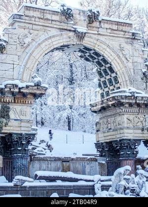 Wien, Österreich, Österreich. Dezember 2023. Die römische Ruine im Schlossgarten Schonnbrunn bedeckt an einem sonnigen Wintertag in Wien. Am Tag bevor es zu Annullierungen und Verspätungen kam, trafen massive Stürme in Europa, um dann so schnell wie möglich zu vergehen und Europa rechtzeitig für die Feiertage zu überdecken. (Kreditbild: © Bianca Otero/ZUMA Press Wire) NUR REDAKTIONELLE VERWENDUNG! Nicht für kommerzielle ZWECKE! Stockfoto