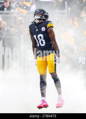 Hookstown, Pennsylvania, USA. Dezember 2023. Pittsburgh Steelers Wide Receiver DIONTAE JOHNSON (18) trat vor dem NFL-Fußballspiel zwischen den Pittsburgh Steelers und den Arizona Cardinals in Pittsburgh, Pennsylvania, ins Feld. (Kreditbild: © Brent Gudenschwager/ZUMA Press Wire) NUR REDAKTIONELLE VERWENDUNG! Nicht für kommerzielle ZWECKE! Stockfoto