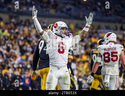 Hookstown, Pennsylvania, USA. Dezember 2023. JAMES CONNER (6) feiert einen Touchdown während des NFL-Fußballspiels zwischen den Pittsburgh Steelers und den Arizona Cardinals in Pittsburgh, Pennsylvania. (Kreditbild: © Brent Gudenschwager/ZUMA Press Wire) NUR REDAKTIONELLE VERWENDUNG! Nicht für kommerzielle ZWECKE! Stockfoto