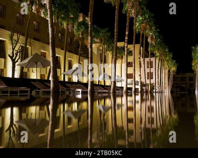 Übernachtung im Kempinski Hotel Ishtar, einem 5-Sterne-Luxusresort am Toten Meer, inspiriert von den hängenden Gärten von Babylon, Jordanien. Stockfoto