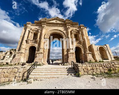 Der Hadrianbogen in Jaresh wurde vermutlich 331 v. Chr. von Alexander dem Großen in Jordanien gegründet Stockfoto