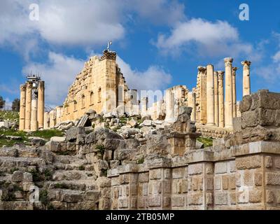 Zerbröckelte Ruinen in der antiken Stadt Jerash, die vermutlich 331 v. Chr. von Alexander dem Großen in Jordanien gegründet wurde Stockfoto