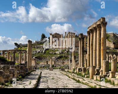 Säulen auf der Oval Plaza in der antiken Stadt Jerash, die vermutlich 331 v. Chr. von Alexander dem Großen in Jordanien gegründet wurde Stockfoto