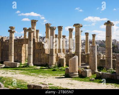 Säulen in der antiken Stadt Jerash, die vermutlich 331 v. Chr. von Alexander dem Großen in Jordanien gegründet wurde Stockfoto