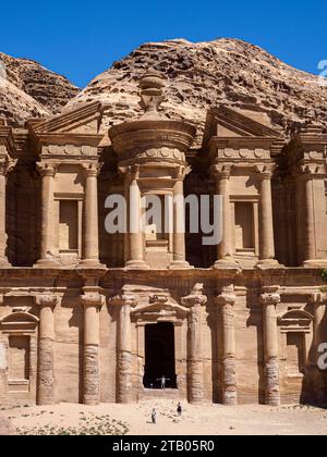 Das Petra Kloster (Al Dayr), der Archäologische Park Petra, ein UNESCO-Weltkulturerbe, 7 neue Weltwunder, Jordanien. Stockfoto