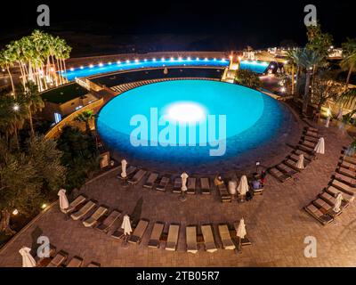 Übernachtung im Kempinski Hotel Ishtar, einem 5-Sterne-Luxusresort am Toten Meer, inspiriert von den hängenden Gärten von Babylon, Jordanien. Stockfoto