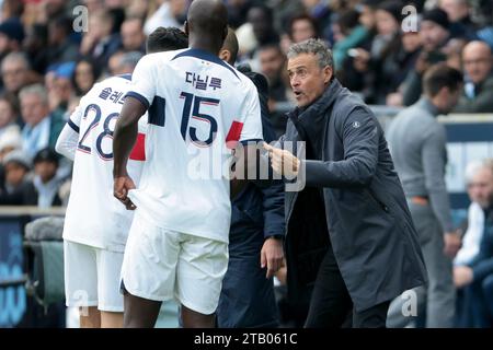 Le Havre, Frankreich. Dezember 2023. PSG-Trainer Luis Enrique während des Fußballspiels der französischen Meisterschaft Ligue 1 zwischen Le Havre AC und Paris Saint-Germain am 3. Dezember 2023 im Oceane-Stadion in Le Havre, Frankreich - Foto Jean Catuffe/DPPI Credit: DPPI Media/Alamy Live News Stockfoto