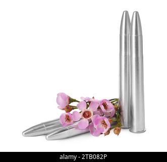 Metallkugeln und schöne Blumen isoliert auf weiß Stockfoto