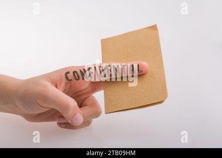 Braunes Papier vertraulich Text auf weißem Hintergrund Stockfoto