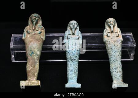 Kairo, Ägypten. Dezember 2023. Statuen sind im neu restaurierten Imhotep Museum in der Nekropolis von Sakkara, südlich von Kairo, Ägypten, am 3. Dezember 2023 ausgestellt. Das neu restaurierte Imhotep Museum wurde am Sonntag in der Nekropole Sakkara, südlich der ägyptischen Hauptstadt Kairo, wiedereröffnet. Benannt nach Imhotep, einem Architekten und Minister von Djoser, dem zweiten König der dritten Dynastie Ägyptens, beherbergt das Museum 286 Artefakte in sechs Hallen, zusätzlich zu etwa 70 Artefakten, die vorübergehend ausgestellt sind. Quelle: Ahmed Gomaa/Xinhua/Alamy Live News Stockfoto