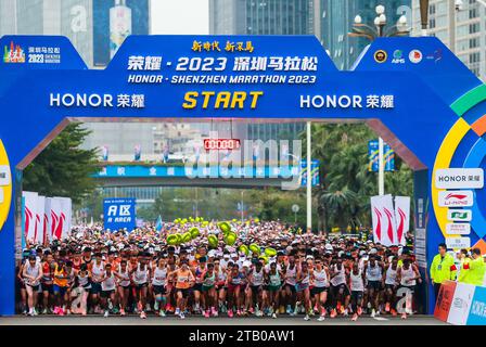 Peking, chinesische Provinz Guangdong. Dezember 2023. Die Teilnehmer nehmen am Shenzhen Marathon 2023 in Shenzhen, südchinesischer Provinz Guangdong, am 3. Dezember 2023 Teil. Quelle: Peng Zhigang/Xinhua/Alamy Live News Stockfoto