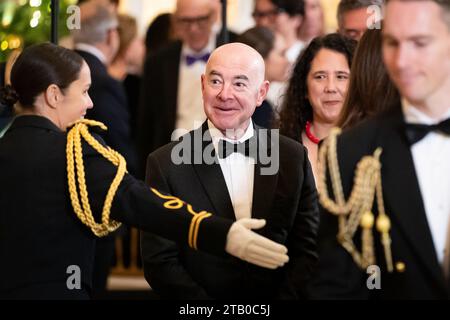 Washington, Usa. Dezember 2023. Alejandro Mayorkas, Sekretär des Heimatministeriums, hinterlässt einen Empfang für die 2023 Kennedy Center-Preisträger im Weißen Haus. Die Preisträger werden für ihre karrierefreien Beiträge zur amerikanischen Kultur ausgewählt. Die 46. Klasse der Preisträger umfasst Billy Crystal, Renée Fleming, Barry Gibbs, Queen Latifah und Dionne Warwick. (Foto: Allison Bailey/NurPhoto) Credit: NurPhoto SRL/Alamy Live News Stockfoto