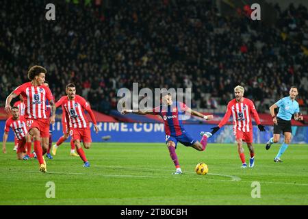 Barcelona, Spanien. Dezember 2023. Raphinha (C) von Barcelona schießt während eines Fußballspiels der La Liga zwischen dem FC Barcelona und Atletico de Madrid in Barcelona, Spanien, am 3. Dezember 2023. Quelle: Joan Gosa/Xinhua/Alamy Live News Stockfoto