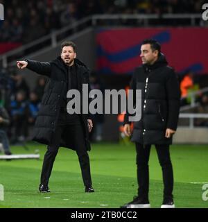 Barcelona, Spanien. Dezember 2023. Atletico de Madrid-Trainer Diego Simeone (L) reagiert auf ein Fußballspiel der La Liga zwischen dem FC Barcelona und Atletico de Madrid am 3. Dezember 2023 in Barcelona. Quelle: Joan Gosa/Xinhua/Alamy Live News Stockfoto