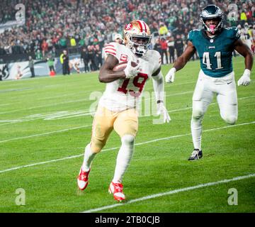 Philadelphia, Pennsylvania, USA. Dezember 2023. San Francisco WR DEEBO SAMUEL (19) wird während der NFL-Aktion gegen die Philadelphia Eagles im Lincoln Financial Field für einen Touchdown eingesetzt. (Kreditbild: © Ricky Fitchett/ZUMA Press Wire) NUR REDAKTIONELLE VERWENDUNG! Nicht für kommerzielle ZWECKE! Stockfoto