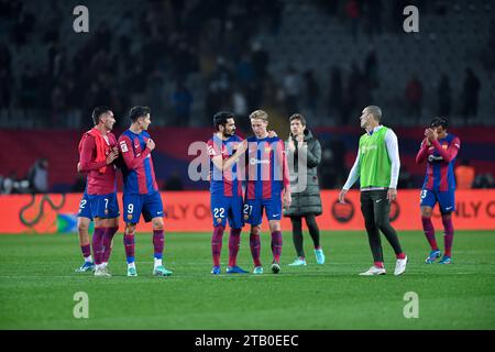 Barcelona, Esp. Dezember 2023. FC BARCELONA gegen ATLETICO DE MADRID 3. Dezember 2023 Ferran Torres (7) vom FC Barcelona (links), Robert Lewandowski (9) vom FC Barcelona, Ilkay Gündogan (22) vom FC Barcelona und Frenkie de Jong (21) vom FC Barcelona am Ende des Spiels zwischen dem FC Barcelona und Atletico de Madrid entsprechend dem vierzehnten Tag der La Liga EA Sports im Olimpischen Stadion Lluis Companys von Montjuic in Barcelona, Spanien. Quelle: Rosdemora/Alamy Live News Stockfoto