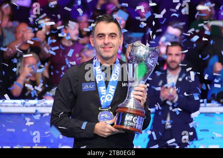 York, Großbritannien. Dezember 2023. Ronnie O’Sullivan aus England feiert mit der Trophäe nach dem letzten Spiel zwischen Ronnie O’Sullivan aus England und Ding Junhui aus China bei der UK Snooker Championship 2023 in York, Großbritannien, 3. Dezember 2023. Quelle: Zhai Zheng/Xinhua/Alamy Live News Stockfoto