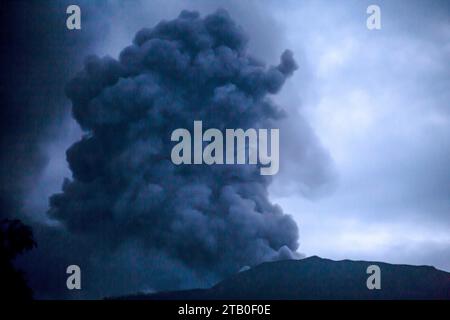 West Sumatra, Indonesien. Dezember 2023. Mount Marapi spuckt vulkanisches Material in West Sumatra, Indonesien, 4. Dezember 2023. Der Mount Marapi in der indonesischen Provinz West Sumatra brach am Sonntag aus, warf Asche und traf mehrere Kilometer entfernte Gebiete. Andri Mardiansyah/Xinhua/Alamy Live News Stockfoto