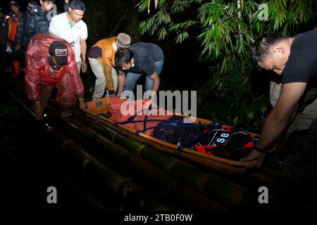 West Sumatra, Indonesien. Dezember 2023. Retter bringen die Verletzten in West Sumatra, Indonesien, 4. Dezember 2023. Der Mount Marapi in der indonesischen Provinz West Sumatra brach am Sonntag aus, warf Asche und traf mehrere Kilometer entfernte Gebiete. Andri Mardiansyah/Xinhua/Alamy Live News Stockfoto