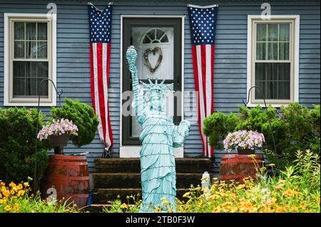 Haus mit der Freiheitsstatue während der Bristol, Rhode Island, USA, 4. Juli Parade, New England USA. Stockfoto