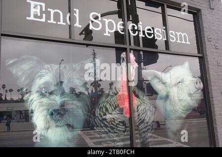 Schild, das ein Ende des „Speziesismus“ und die Förderung des Tierschutzes durch Menschen für ethische Behandlung von Tieren fordert, Los Angeles, Kalifornien, USA. Stockfoto