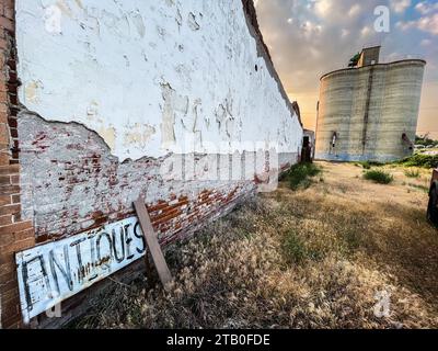 Trockene Szene mit zerbröckelnden Wänden und Getreideaufzügen in der Stadt Sprague, WA im Osten von Washington USA. Stockfoto