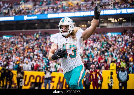 Landover, Maryland, USA. Dezember 2023. Der Miami Dolphins Linebacker Andrew Van Ginkel (43) fängt den Pass ab und gibt ihn für einen Touchdown während des Spiels zwischen den Miami Dolphins und Washington Commanders im FedEd Field in Landover, Maryland, zurück. Cory Royster/Cal Sport Media/Alamy Live News Stockfoto