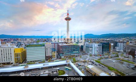 Kyoto, Japan - 6. April 2023: Der Kyoto-Turm wurde 1964 fertiggestellt. Es ist das höchste Gebäude in Kyoto und steht auf einem 9-stöckigen Gebäude gegenüber Stockfoto