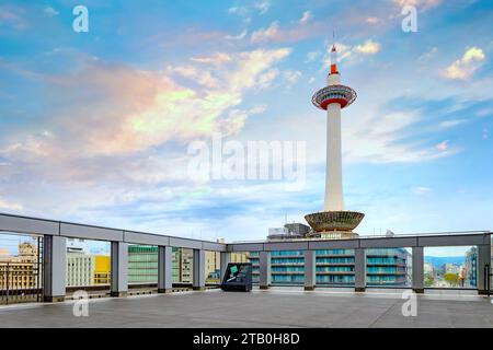 Kyoto, Japan - 6. April 2023: Der Kyoto-Turm wurde 1964 fertiggestellt. Es ist das höchste Gebäude in Kyoto und steht auf einem 9-stöckigen Gebäude gegenüber Stockfoto