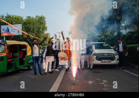 Neu-Delhi, Indien. Dezember 2023. BJP-Unterstützer werden gesehen, wie sie Cracker feuern, um ihren Sieg bei den Wahlen in Madhya Pradesh, Chhattisgarh und Rajasthan Assembly im BJP-Hauptquartier zu feiern. In Indien fanden vor kurzem vier Wahlen zur Staatsversammlung statt, und die Bharatiya Janata Party (BJP) wird die Regierung in Madhya Pradesh, Chhattisgarh und Rajasthan bilden. (Foto: Pradeep Gaur/SOPA Images/SIPA USA) Credit: SIPA USA/Alamy Live News Stockfoto