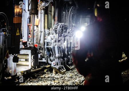 KRABBENDIJKE - Mitarbeiter von ProRail führen Arbeiten zur Reparatur von Senkungen auf der Zeeland-Strecke durch. In Zeeland besteht der Untergrund hauptsächlich aus Lehm, was bedeutet, dass die große Menge an neuem Regenwasser schlecht entleert ist. Dies führt zur Senkung. ANP JEFFREY GROENEWEG niederlande Out - belgien Out Stockfoto