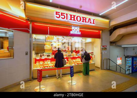 Osaka, Japan - 9. April 2023: 551 Horai wurde 1945 von drei Taiwanern eröffnet und ist eines der bekanntesten und beliebtesten Lebensmittelunternehmen in Osaka, Speci Stockfoto