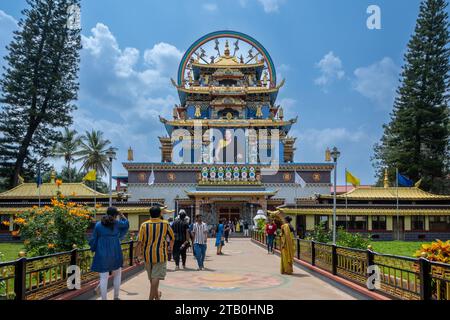 Bylakuppe, Indien - 5. Juni 2023: Namdroling Nyingmapa Kloster, das größte Lehrzentrum der Nyingma Linie des tibetischen Buddhismus der Welt. Stockfoto