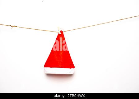 Weihnachtsmütze hängt isoliert auf weißem Hintergrund zu Weihnachten. Stockfoto