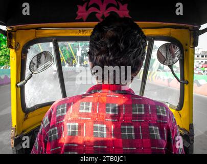 TIKAMGARH, MADHYA PRADESH, INDIEN - 20. NOVEMBER 2023: Blick aus dem Inneren einer Auto-Rikscha als Passagier. Stockfoto