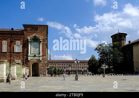 Blick auf die Piazza Castello, einen prominenten Marktplatz im Stadtzentrum von Turin, mit mehreren Sehenswürdigkeiten, Museen, Theatern und Cafés Stockfoto