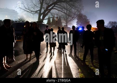 Washington, Usa. Dezember 2023. Mitglieder des Pressekorps des Weißen Hauses warten darauf, dass US-Präsident Joe Biden sein Fahrzeug verlässt und das Weiße Haus nach einer Autokasse vom Kennedy Center in Washington, DC, USA, betritt, 03. Dezember 2023. Biden war im Kennedy Center für eine Hommage an die Kennedy Center Honorees 2023, darunter der Schauspieler und Komiker Billy Crystal und die Sängerin Dionne Warwick. Quelle: Abaca Press/Alamy Live News Stockfoto