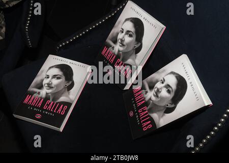 Rom, Italien. Dezember 2023. Rom, Restaurant Carnica Präsentation des Buches „Maria Callas die menschliche Diva“, auf dem Foto: Buch Poster Credit: Unabhängige Fotoagentur/Alamy Live News Stockfoto