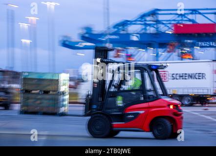 Rostock, Deutschland. November 2023. Paletten und transportierte Güter werden von Anhängern des Logistikunternehmens DB Schenker auf dem Gelände des Logistikzentrums im Seehafen entladen. Die Logistikgesellschaft der Deutschen Bahn betreibt mehrere Logistikzentren in Mecklenburg-Vorpommern. (An dpa "Statistisches Bundesamt für Exporte im Oktober 2023") Kredit: Jens Büttner/dpa/Alamy Live News Stockfoto