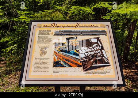 Hinweisschild über den olympischen Hiawatha-Zug, der einst auf dieser Strecke fuhr, Hiawatha Scenic Bike Trail, Montana und Idaho, USA [keine Veröffentlichung; edito Stockfoto