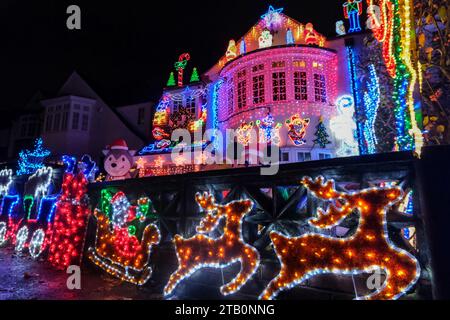 London, Großbritannien. Dezember 2023. Die Bewohner eines Hauses im Norden Londons kreieren ein spektakuläres Weihnachtslicht an der Gebäudefassade und dem Vorgarten, komplett mit riesigen aufblasbaren Figuren aus Kinderanimationsfilmen. Wenn Passanten gerne die Lichter gesehen haben, bitten Sie um Spenden an die Phelan-McDermid Syndrome Foundation und Wood That Works CIC. Quelle: Eleventh Photography/Alamy Live News Stockfoto