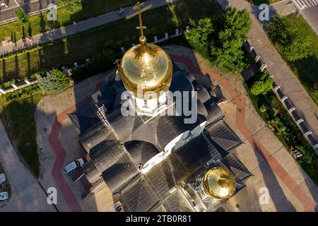 Drohnenblick auf goldene Kuppeln mit Kreuzen auf einer orthodoxen Kirche in der Stadt Obninsk, Russland Stockfoto