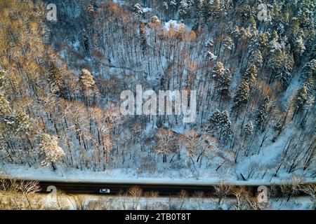 Blick von einem Quadcopter einer Straße durch die malerische Winterlandschaft Stockfoto