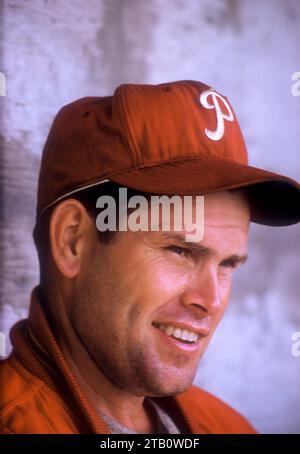 FL - MÄRZ 1956: Pitcher Robin Roberts #36 der Philadelphia Phillies sitzt im Dugout während eines MLB Spring Training Spiels um März 1956 in Florida. (Foto von Hy Peskin) *** örtliche Unterschrift *** Robin Roberts Stockfoto