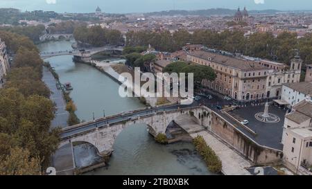 Aus der Vogelperspektive auf porte Cestio, eine Brücke mit drei Bögen, die die insel Tiberina mit dem Land verbindet und über den Tiber überspannt. Herbsteinstellung, weitere Stockfoto